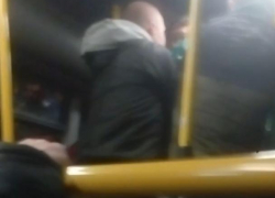 Последствия нападения на пассажиров автобуса с ножом сняли в Воронеже