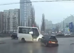 Газель протаранила легковушку на перекрестке в Воронеже