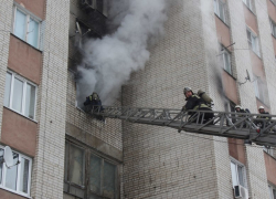 Как пожарные тушили полыхающее общежитие в Воронеже