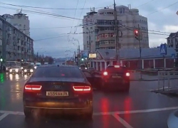 На видео попал момент столкновения иномарок в центре Воронежа