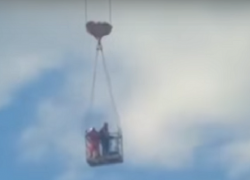 Рабочие воронежской ТЭЦ устроили экстремальный аттракцион из люльки башенного крана