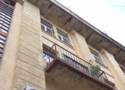 Смертельную "балконную" опасность для воронежцев показала на видео мать двоих детей