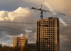 С высоты 6 метров сорвался мастер на стройке кондитерской фабрики – ведется расследование