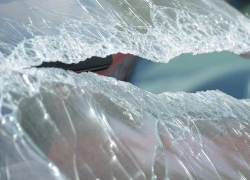 Житель Воронежа глыбой льда разнес машину автомобилистки за неправильную парковку 