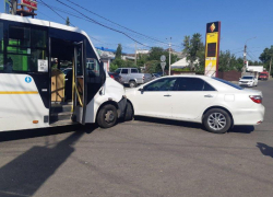 Маршрутка и Toyota Camry столкнулись в Воронеже