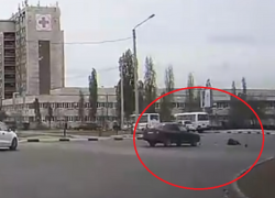 Момент наезда иномарки на пешехода попал на видео в Воронеже 