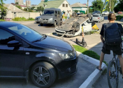 В Воронеже перевернулась машина такси после аварии в Ленинском районе