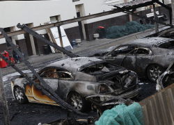 В центре Воронежа сгорели 3 элитных иномарки