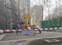 Воронежцев призвали отказаться от прогулок с детьми во дворах