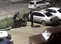 На видео попало, как воры угоняют мотоцикл в Воронеже