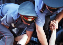 Полицейский выстрелил из пистолета во время драки у магазина в Воронеже