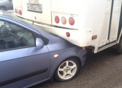 Последствия ДТП с автобусом и любопытным Hyundai показали на видео в Воронеже