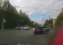 Момент глупого ДТП сняли на улице Воронежа