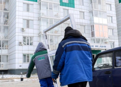 Повреждённые от налёта БПЛА окна в квартирах начали восстанавливать в Воронеже