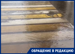 Непогода заставляет пешеходов нырять в лужу на «зебре» в Воронеже 