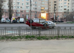 Иномарка перевернулась на крышу после столкновения с такси в Воронеже