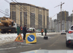 Очевидцы: В Северном микрорайоне Воронежа из-за льда на дороге снесли столб и протаранили 5 авто
