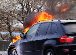 Ранним утром в Воронеже огонь уничтожил BMW X5