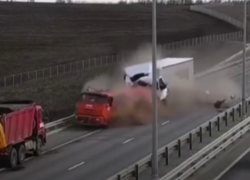 Момент жуткого ДТП с 4 грузовиками и сбитым пешеходом на М-4 «Дон» попал на видео 