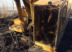 Экскаватор утонул в земле в Белом колодце 