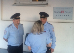 Воронежские полицейские пытаются препятствовать выходу газеты "Справедливая Россия" с карикатурами на ЕР