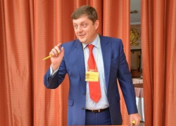 Олег Пахолков отмечает шампанским «назначение» Дмитрия Медведева лидером ЕР на выборах-2016