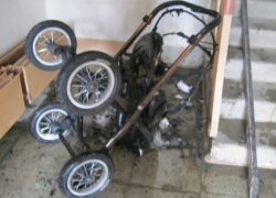 Рано утром в воронежском подъезде горела детская коляска