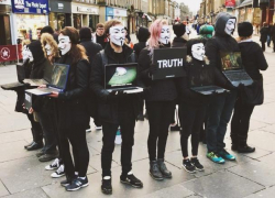 В Воронеже двух зоозащитниц оштрафовали за маски Анонимуса