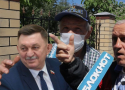 В напряженности с парковками в убитых дворах воронежцы обвинили депутата Гребенкина