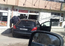 Въехавший в магазин Peugeot сбил пешехода и попал на видео в Воронеже 