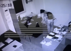Кража сейфа с 25 млн рублей попала на видео в Воронеже
