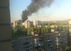 Жуткий черный дым из-за пожара на улице Ленинградской перепугал жителей Воронежа 