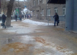 Воронежские коммунальщики засыпали песком тротуар у детской поликлиники после публикации «Блокнота»