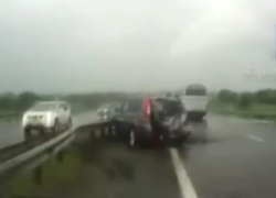 На видео попало, как автобус разносит легковушки на трассе под Воронежем