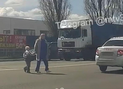 Мать, рискнувшая жизнью ребенка, попала на видео в Воронеже