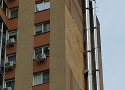 Три этажа штукатурки отвалилось от воронежского дома 