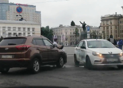  Две машины столкнулись под окнами облправительства в Воронеже 