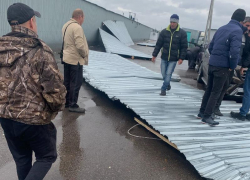 Воронежскому рынку снесло крышу от ветреной непогоды 