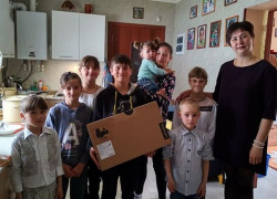 Один ноутбук на 8 детей подарил нуждающейся семье спикер горДумы Ходырев 