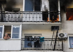 Соседи вывели пенсионера из горящей квартиры в Воронеже