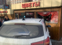 43-летняя автомобилистка врезалась в цветочный киоск в Воронеже