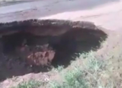 Рычащая река вырвалась из трубы и съела дорогу в Россоши 