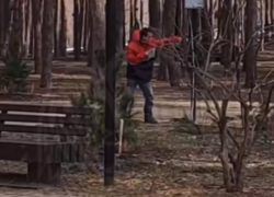 Прямо рядом с детьми: странные телодвижения мужчины засняли на видео в воронежском парке