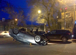 В Коминтерновском районе Воронежа перевернулась иномарка