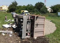 Большегруз с щебнем перевернулся на трассе в Воронежской области – водитель госпитализирован 