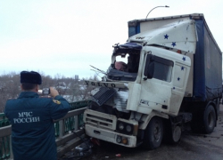 Грузовик на огромной скорости протаранил автобус на воронежском участке трассы М-4 «Дон» 