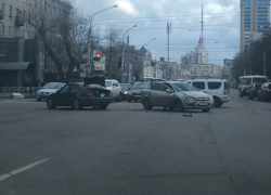 Столкновение немецких легковушек парализовало движение в центре Воронежа
