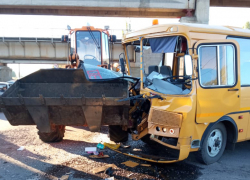 Воронежский школьный автобус влетел в ковш погрузчика — пострадали 6 детей и учительница