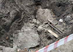 Огромную яму после ремонта трубопровода коммунальщики бросили в Воронеже