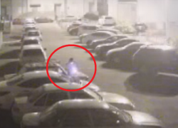 Неизвестный попал на видео во время поджога машин в Воронеже 